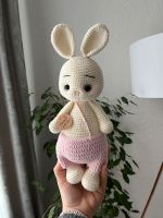 Gehäkelte Kuscheltiere (Hase 28 cm) Leipzig - Altlindenau Vorschau