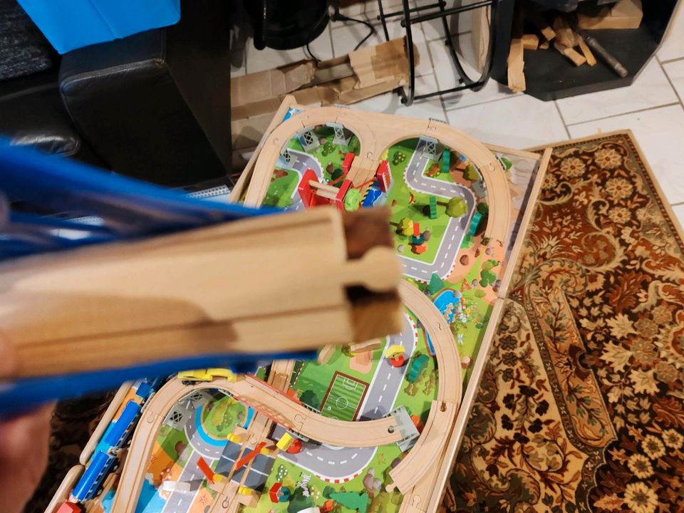 Eisenbahntisch mit Eisenbahn und Spieltisch aus Holz in Lauter