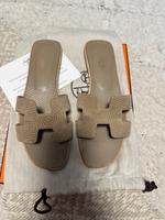 Hermès Oran Sandalen Beige Sable 38,5 Niedersachsen - Wolfsburg Vorschau