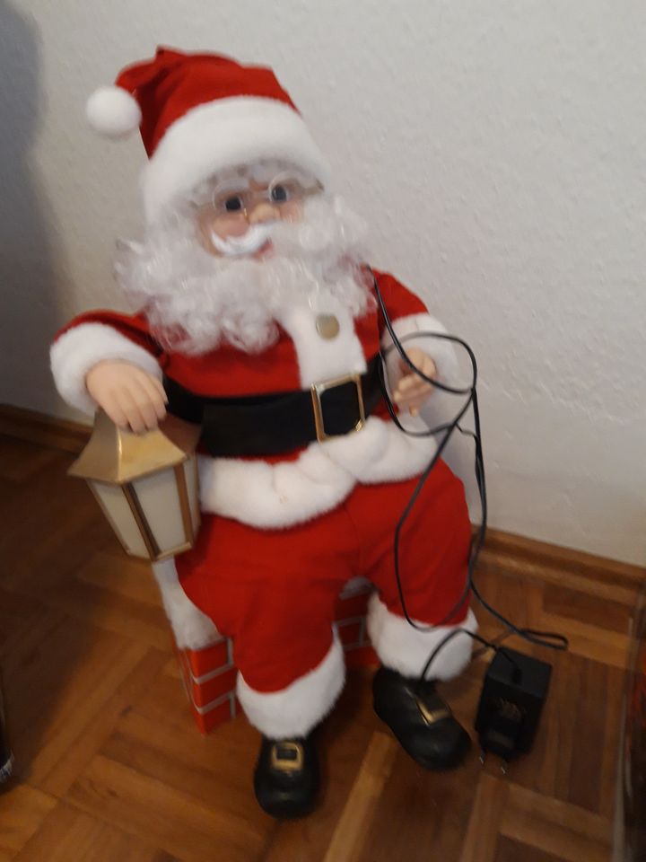 Weihnachtsmann auf Schornstein sitzend in Kükels