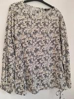 1 Bluse mit Blümchen Muster Niedersachsen - Rhauderfehn Vorschau
