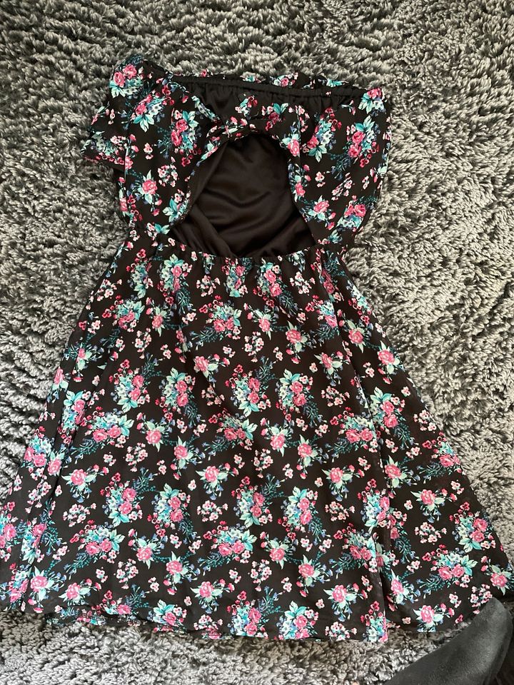 Trägerloses Kleid mit Rückencut Blümchen Kleid in Essen
