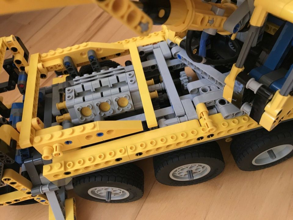 Lego Technic 8421 Kran groß gelb in Berlin