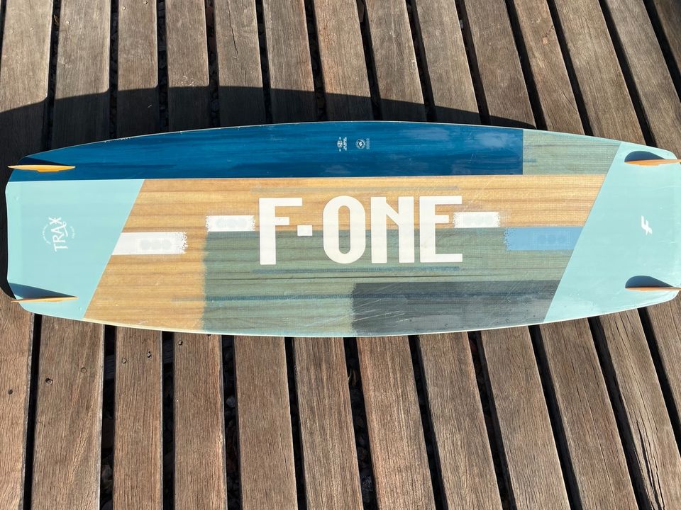 F-One Trax 2021 HRD Lite Tech 137/42 Kiteboard in Unterföhring