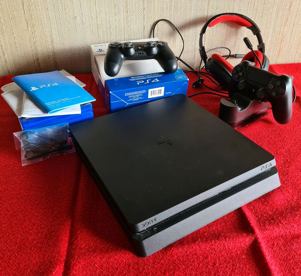 PlayStation 4/ PS4 slim 1TB mit 2 Controllern und viel Zubehör!! in Maintal