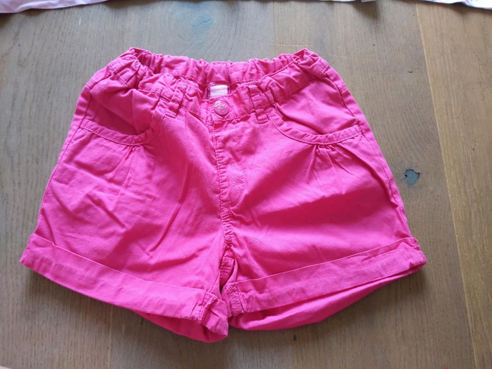 4 Sommerset 122 pinke Short Hot pants 3 Shirts Tops weiß pink in Nordendorf