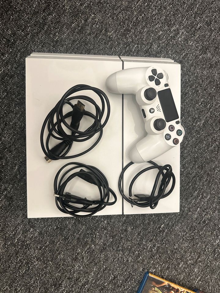 PlayStation 4 White Edition mit 5 spielen und 3 Bluerays in Esslingen