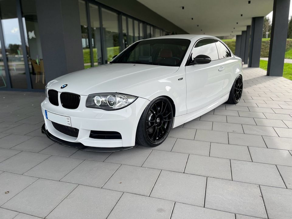 BMW 135i Coupe e82 M Paket N54 in Daun