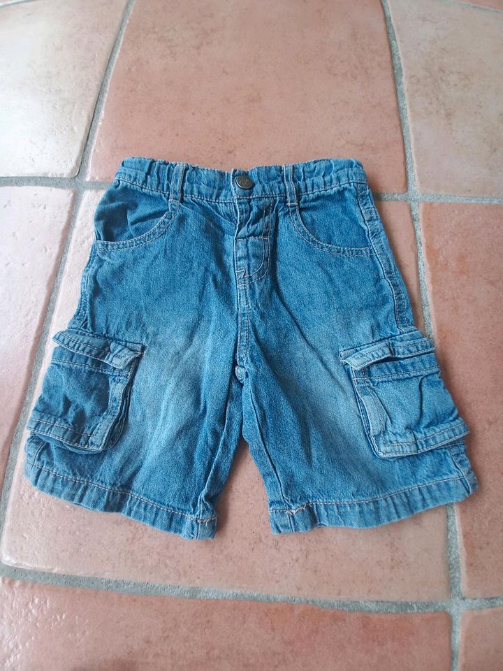 2 kurze Jeanshosen Gr. 86 in Mülheim (Ruhr)