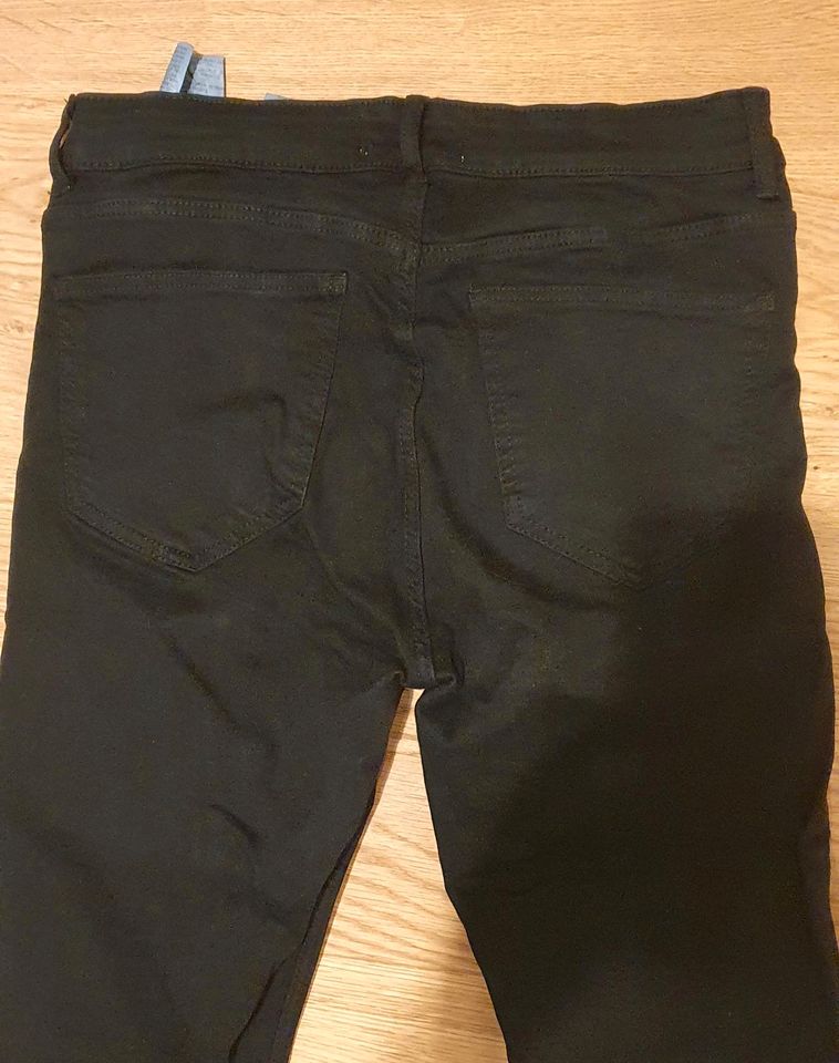 Zara Röhrenjeans / Enge schwarze Jeans in Solingen