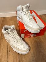 Nike Schuhe / Turnschuhe Damen Größe 40 Hessen - Glashütten Vorschau