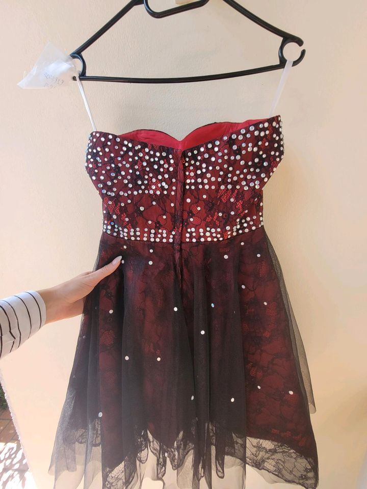 NEU - Abendkleid Ballkleid rot schwarz Glitzer in Schierling