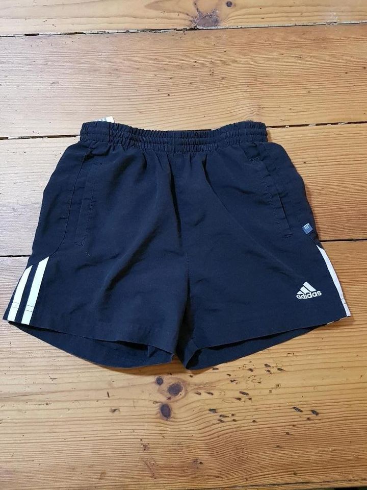 Sport Shorts Training kurze Hose Adidas schwarz Größe 128 in Stemwede