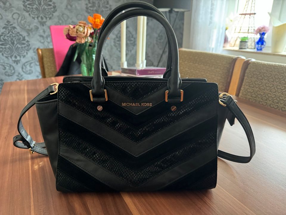 Michael Kors Tasche Selma schwarz Gold in Baesweiler