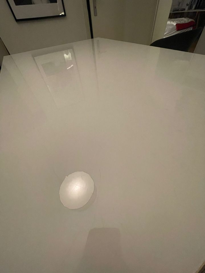 Weißen Tisch mit silbernen Tischbeinen in Düsseldorf