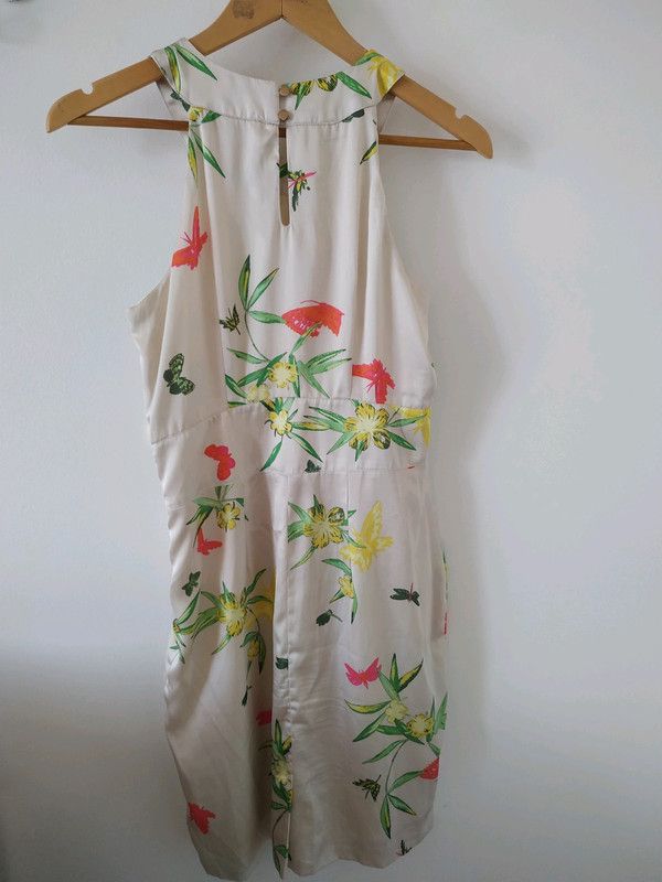 Satin Kleid 36 S H&M beige bunt geblümt Ärmellos Blumen in Reichertshofen