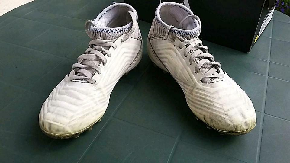 Schuhe FuBballschuhe Adidas Predator 19.3 AG J Gr. 33 weiB blau in Nordrhein Westfalen Velbert Gebrauchte Kinderschuhe GroBe 33 kaufen kleinanzeigen