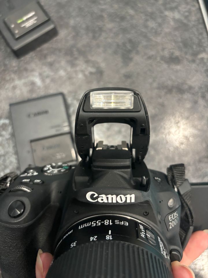 Canon Kamera EOS 200D Touch inkl. Tasche + Ersatzakkus + Stativ in Wört