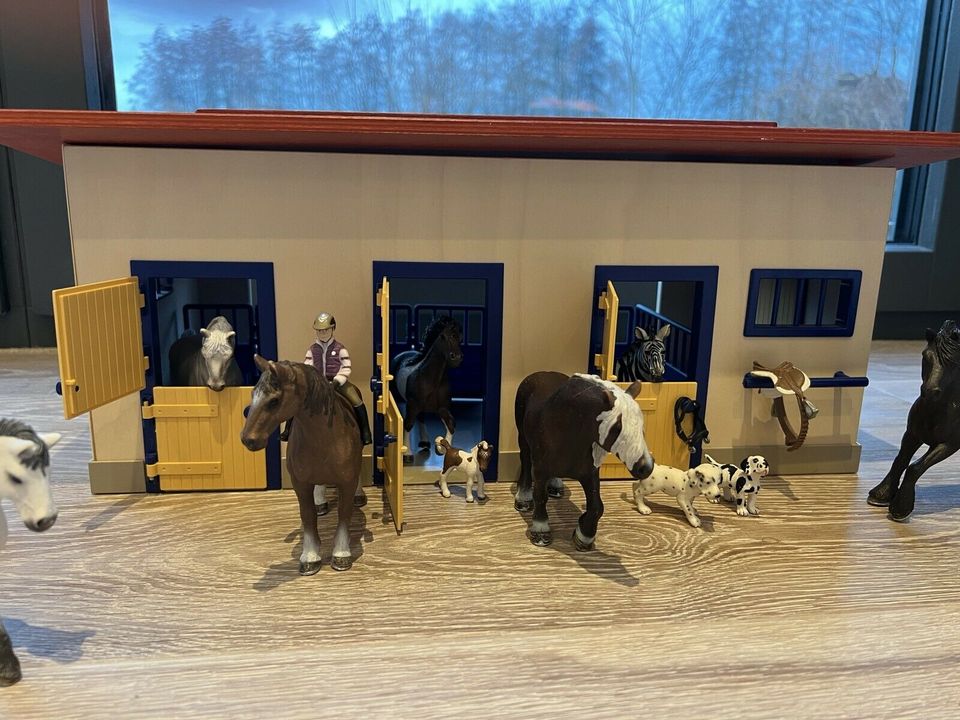 Schleich 40164 Pferdestall mit 9 Pferden, 2 Hunden und Zaun in Bielefeld