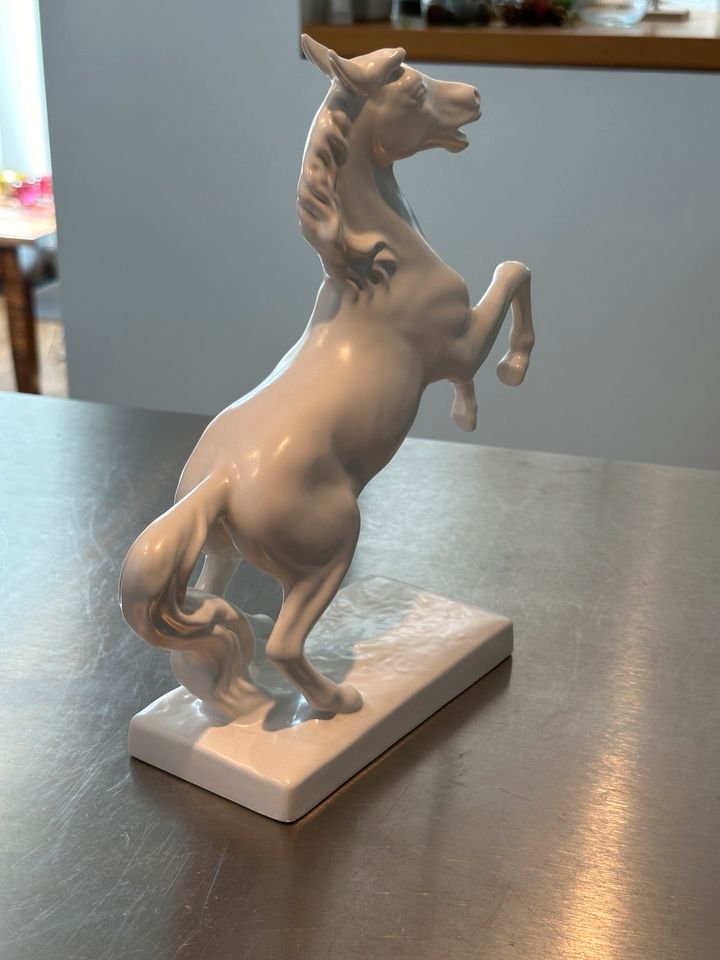 Göbel Porzellanfigur Steigendes Pferd in Bad Homburg
