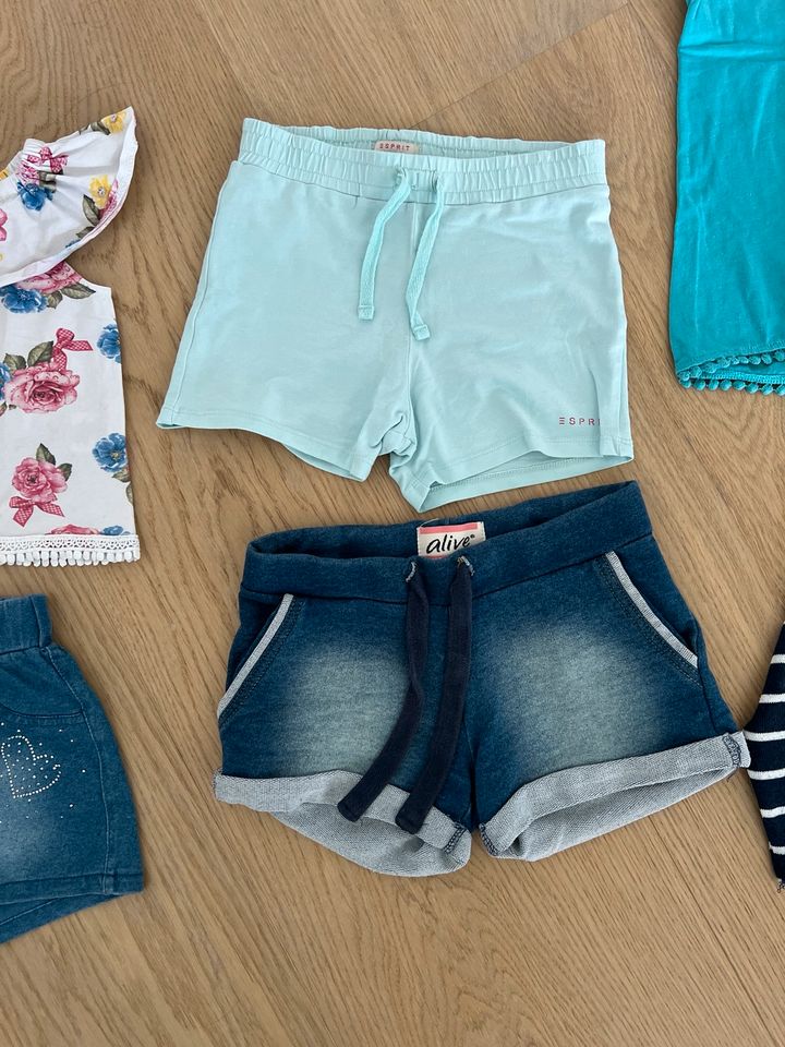 PAKET 3 Shorts 2 Tshirts Strickjacke Sommer 116 Set Esprit in Gau-Bischofsheim