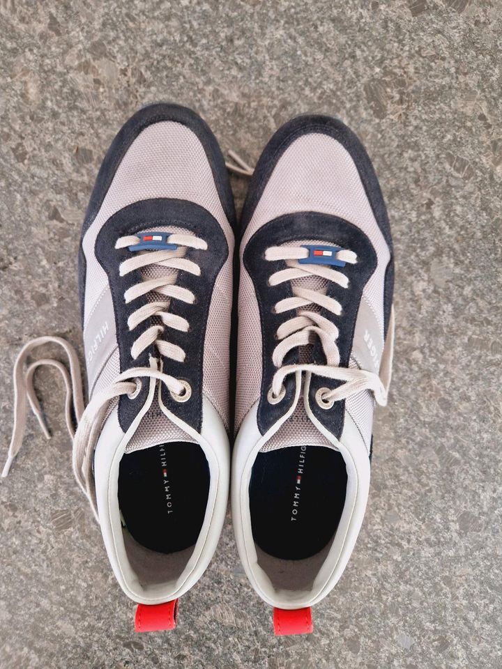 Tommy Hilfiger Sneaker Gr. 44 Schuhe grau blau rot in Lippstadt