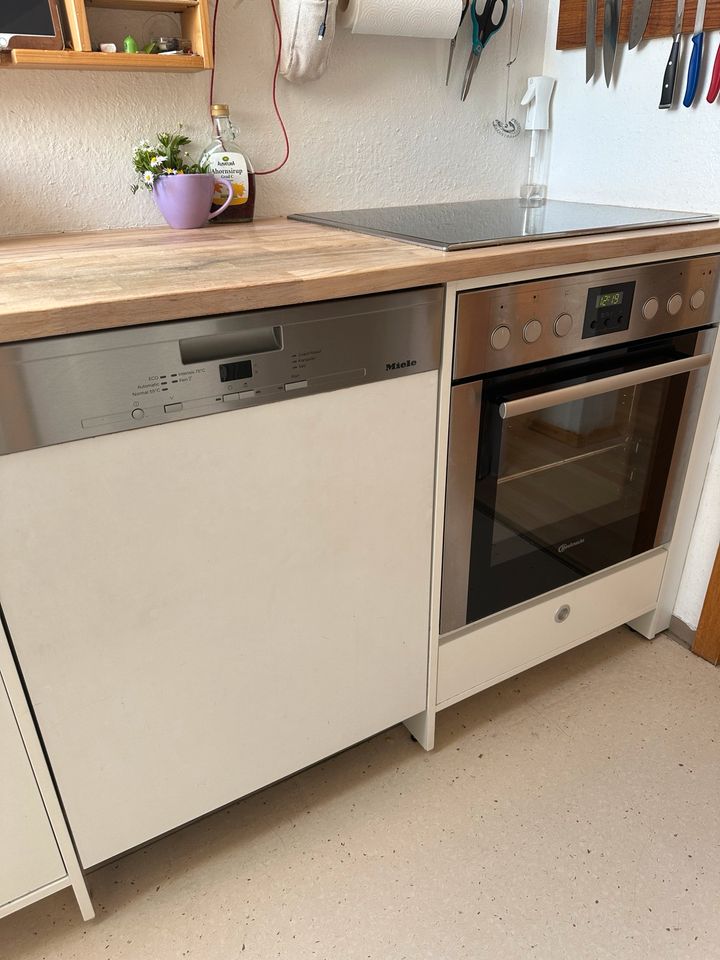 Küche mit Herd Kühlschrank Backofen Kochfeld Spülmaschine in Neu Ulm