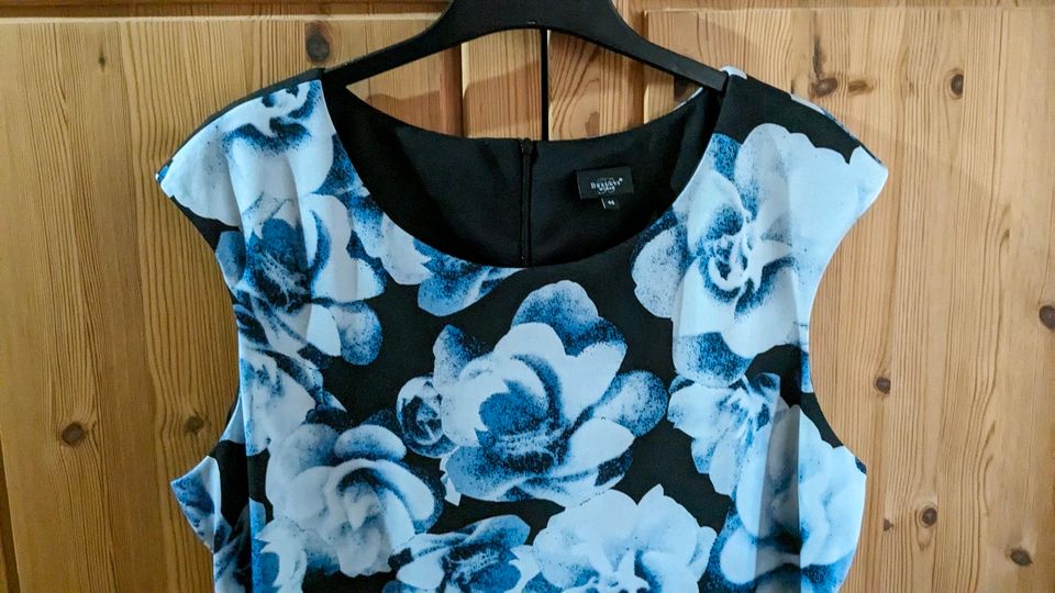 Edles Kleid schwarz mit blauen Blumen Stretch Bexleys in Welzheim