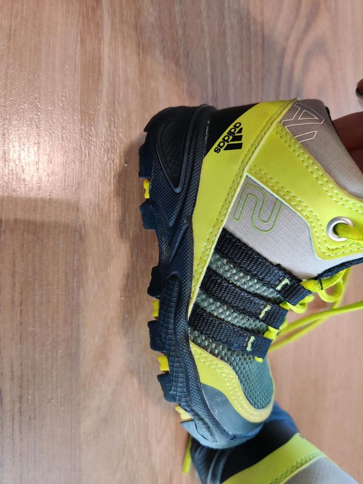 Kinder/ Baby Adidas Schuhe 20 in Püttlingen