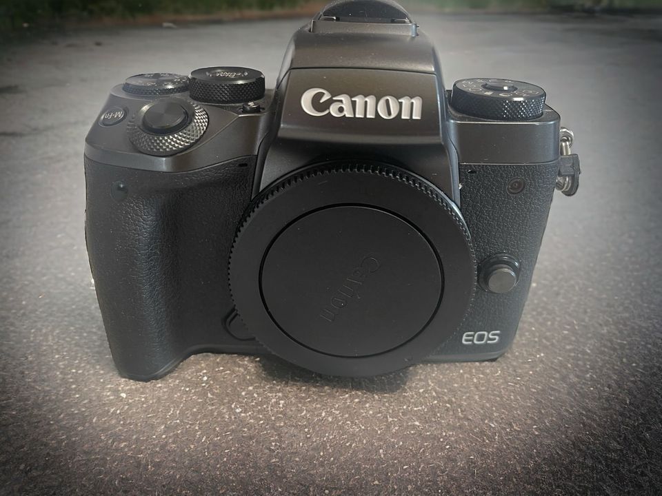 Canon EOS M5 mit 15-45 mm Objektiv und viel Zubehör in Obernzenn