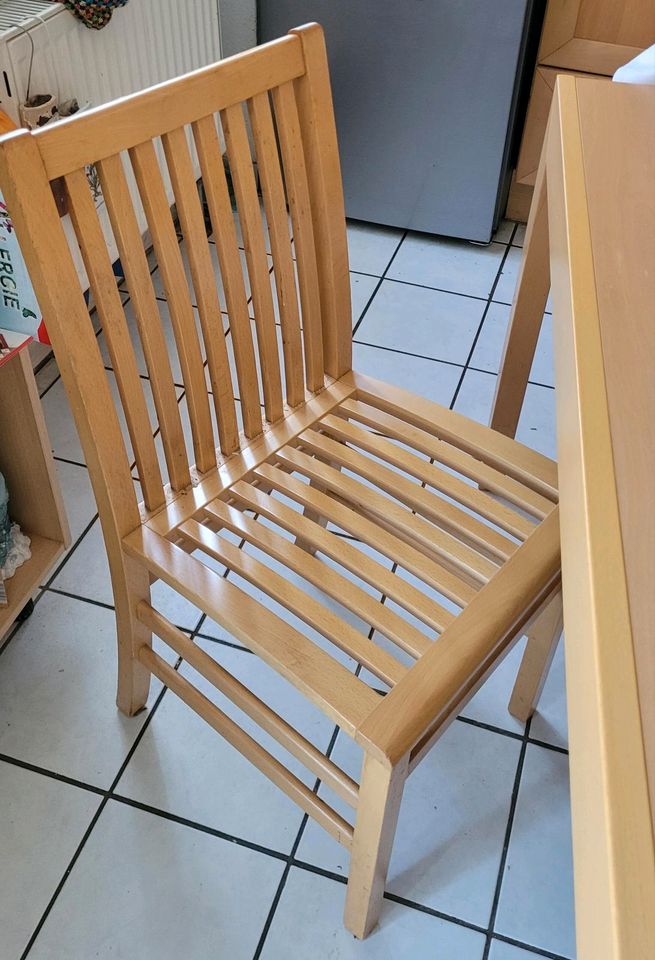 Esstisch mit 4 passenden Stühlen in Neuss