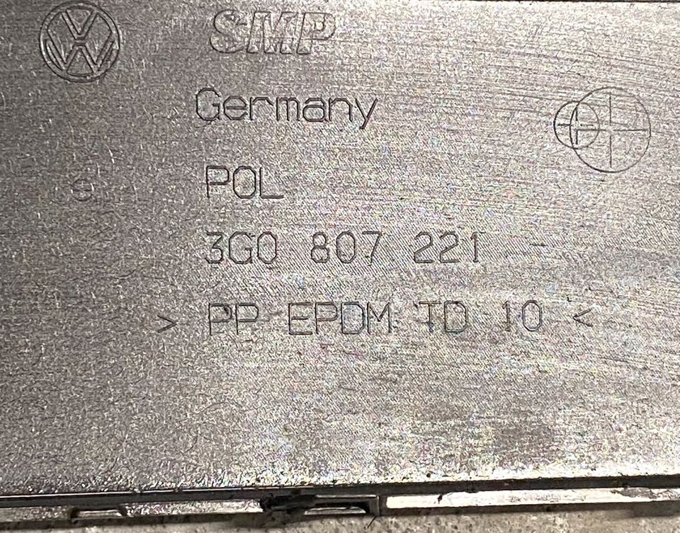 VW Passat B8 3G Stossstange Stoßfänger Vorne PDC 3G0807221 in Dessau-Roßlau