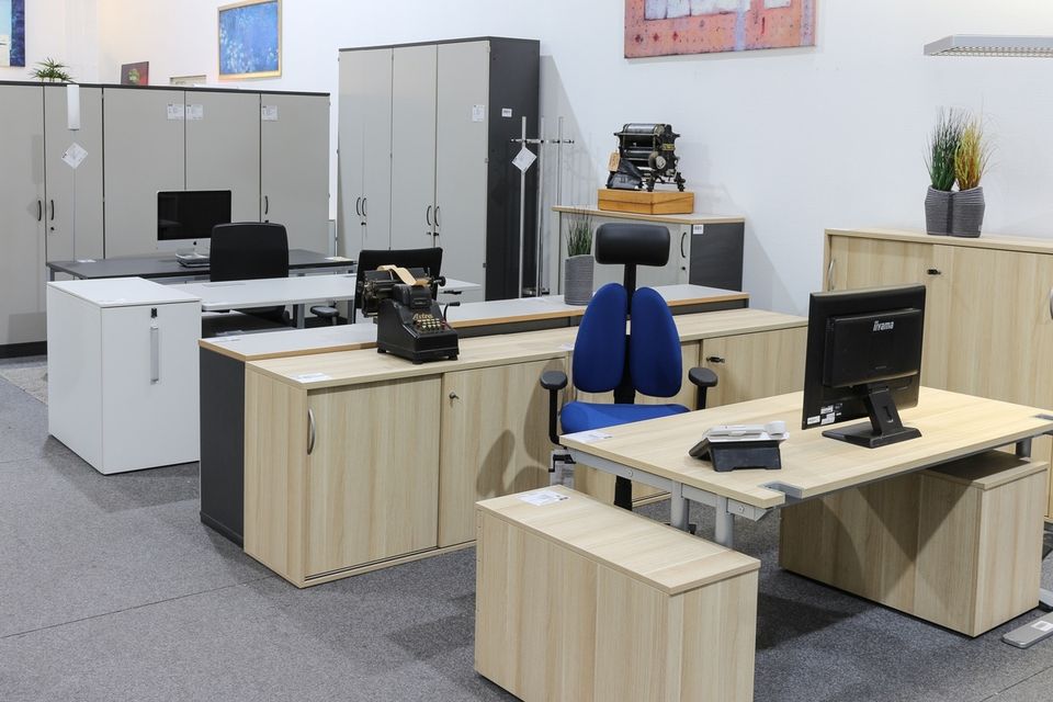 50 x Schiebetürenschrank Steelcase Sideboard Büroschrank Stauraum in Mühlenbeck