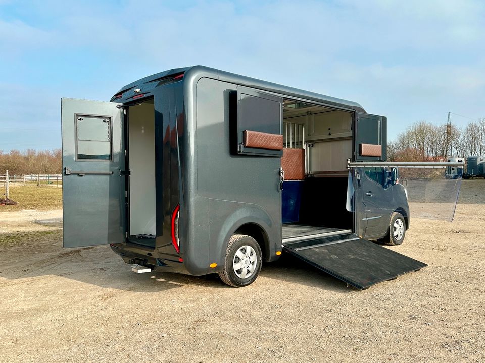 RENAULT 2-Pferdetransporter LKW Sondermodel 2024 Vollausstat. NEU in Vaterstetten