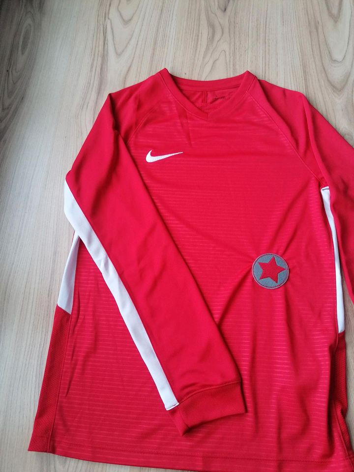 Sport Shirt Nike Größe 147-158 in Doberlug-Kirchhain