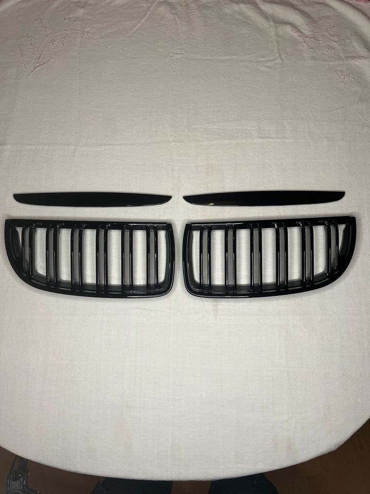 BMW 3er E90 E91 2004-2008 Nieren Grill GLANZ SCHWARZ Kühlergrill in Soltau