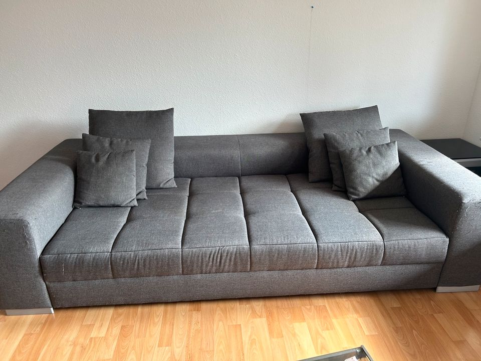 Couch Sofa mit 6 Kissen in Arnsberg
