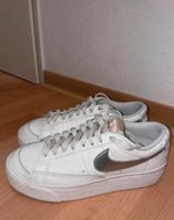 Nike Blazer Low Platform Plateau Sneaker SchuheGr. 38 weiß silber Bielefeld - Heepen Vorschau