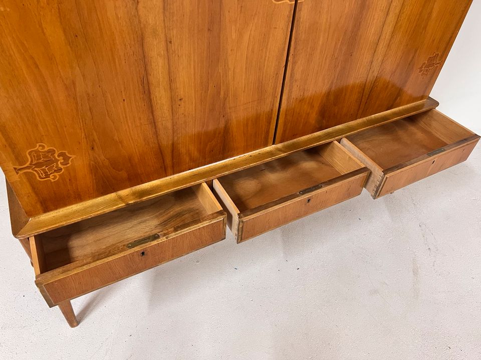 50er Schwedischer Wäscheschrank Geschirrschrank Handarbeit Schreinerhandwerk antik Vintage Intarsien Anrichte Küchenschrank Kleiderschrank Wohnzimmerschrank Mid Century Design Nussholz in Berlin