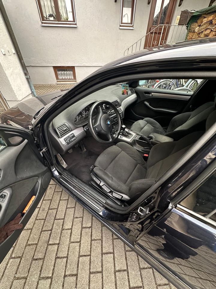 BMW 320d Mpaket Individuell // Nachtblau metallic in Mainburg