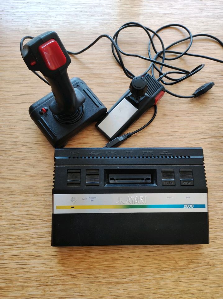 Atari  2600 mit 2 Controller in Epfendorf