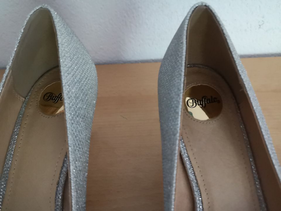 Hochzeitsschuhe weiß/silber Partyschuhe Pumps Gr. 38 in Gleichen