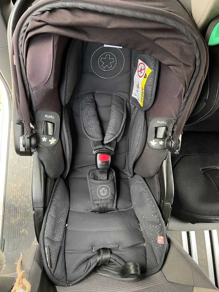 Kiddy Evoluna i-Size Babschale mit Liegeposition u. Isofix Basis in Kornwestheim