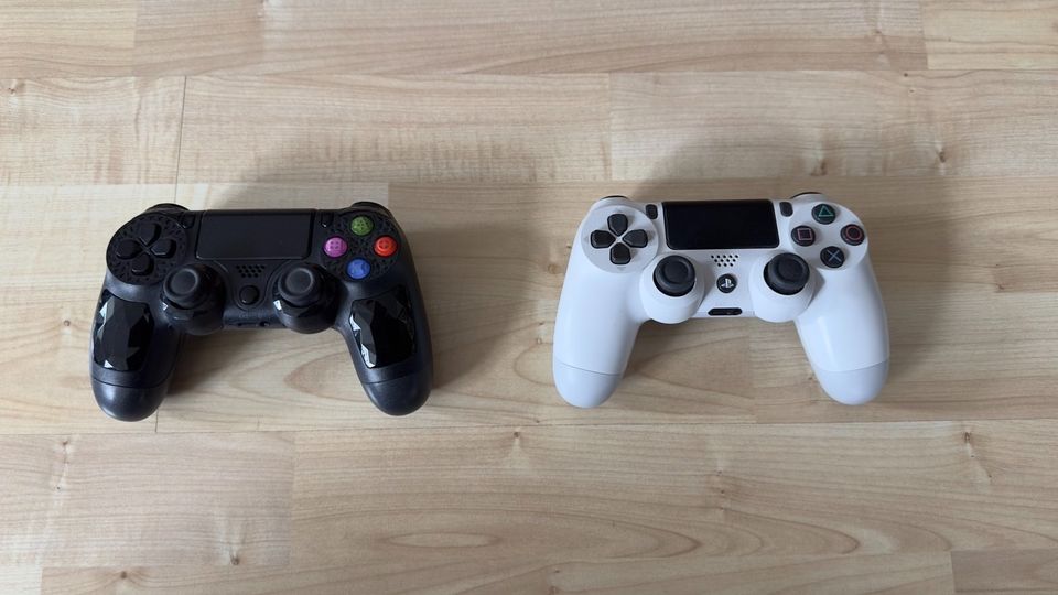 PS 4 1TB PRO White, 2 Controller, 8 Spiele in Backnang