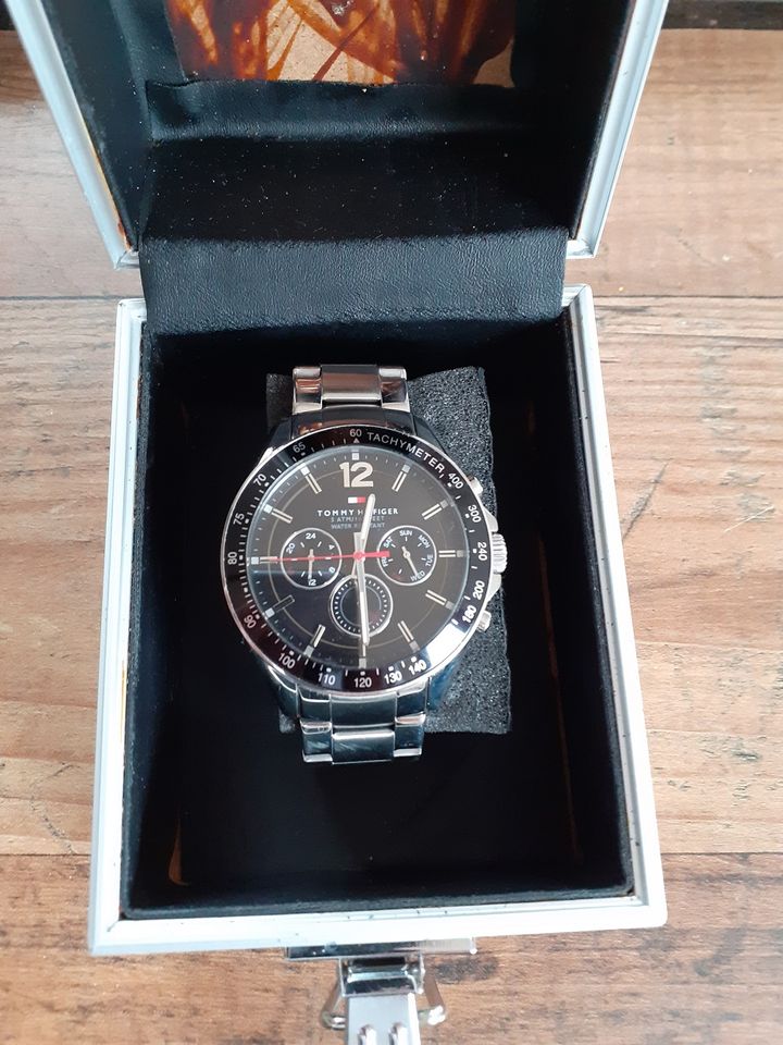Verkaufe eine Tommy Hilfinger Herren Armbanduhr in Birkenheide