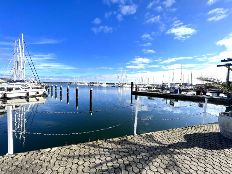 Großes Zweifamilienhaus mit Bauland, 150 Meter zur Marina, gegenüber Insel Usedom, nahe Wolgast in Kröslin