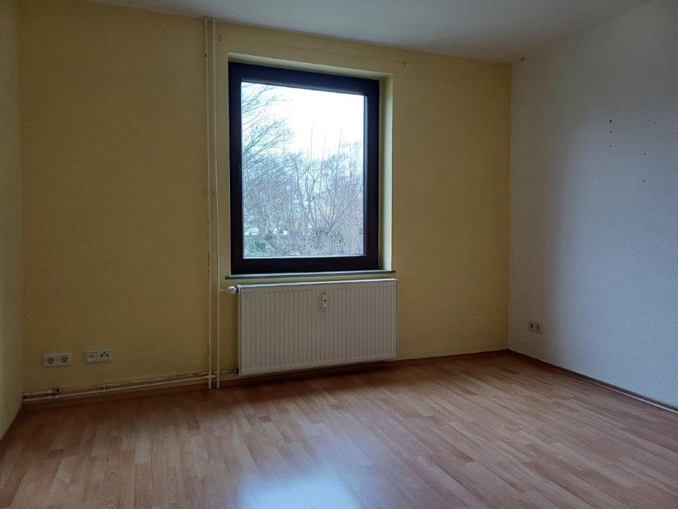 2 NKM frei für Renovierung!!! Helle Wohnung mit großem Balkon in ruhiger Wohnanlage! in Burgdorf