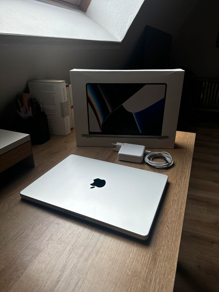 MacBook Pro 14’ Silber (2022) M1Pro, 16GB RAM, 1TB SSD in Augsburg