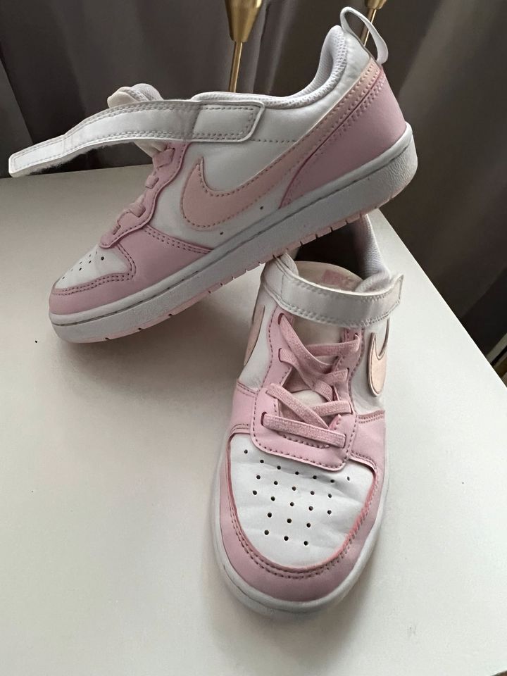 Mädchen Kinder Nike Schuhe sneaker in Moers