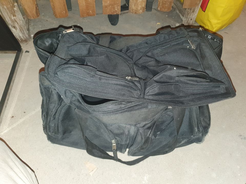 Große schwarze Reisetasche mit Rollen und Griff in Berlin